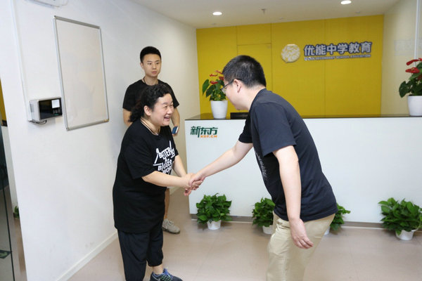 李亮老师与校区员工亲切握手